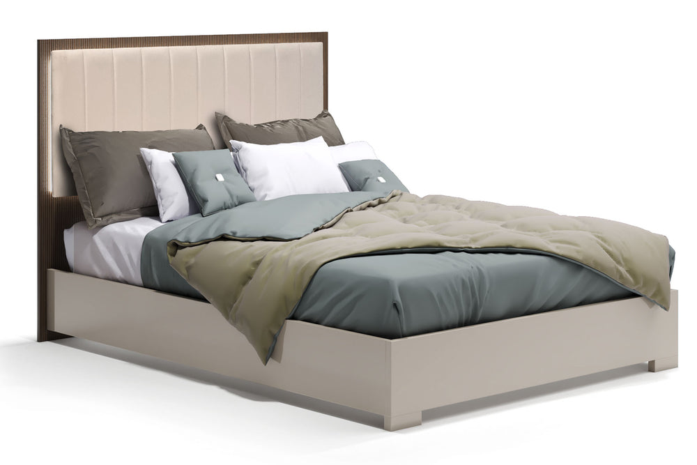 Cama de color marrón oscuro y gris con ropa de cama y luces LED integradas encendidas sobre fondo blanco.