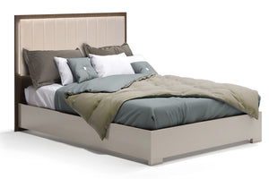 Cama de color marrón oscuro y gris con ropa de cama y luces LED integradas encendidas sobre fondo blanco.