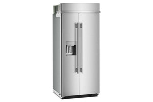 Una nevera de acero inoxidable de dos puertas verticales con dispensador de agua y hielo en la puerta frontal, mostrado sobre un fondo blanco liso.