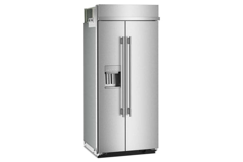 Una nevera de acero inoxidable de dos puertas verticales con dispensador de agua y hielo en la puerta frontal, mostrado sobre un fondo blanco liso.