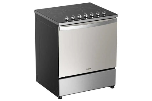 Estufa de cocina de acero inoxidable con placa de cocción de vidrio negro sobre fondo blanco.