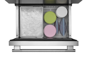 Depósito para almacenar hielo y tapas de plástico de colores sobre un fondo blanco.