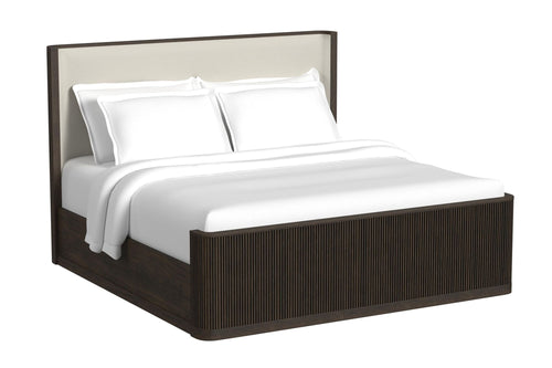 Cama con ropa de cama blanca y almohadas sobre fondo blanco.