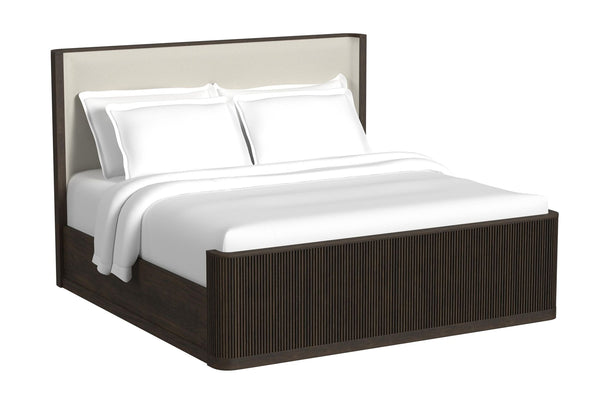 Cama con ropa de cama blanca y almohadas sobre fondo blanco.