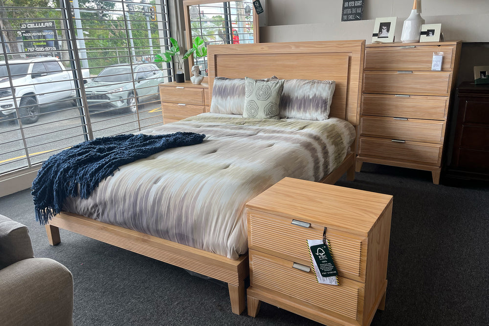 Cama de madera marrón claro con luz LED en cabecera con acolchado gris y blanco en una habitación moderna. 