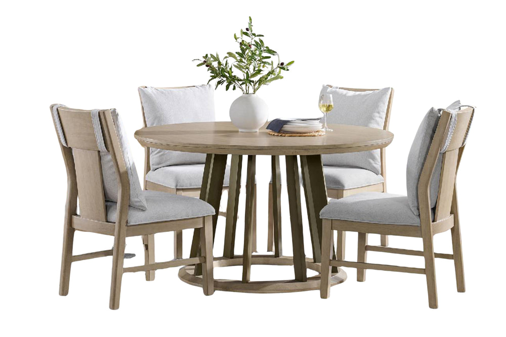 Mesa de comedor redonda de madera con cuatro sillas a juego sobre fondo blanco.