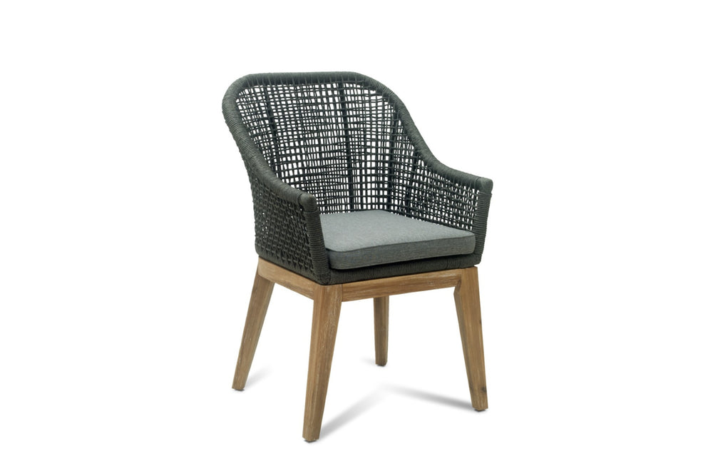 Silla verde oscuro con respaldo tejido y patas de madera sobre fondo blanco.